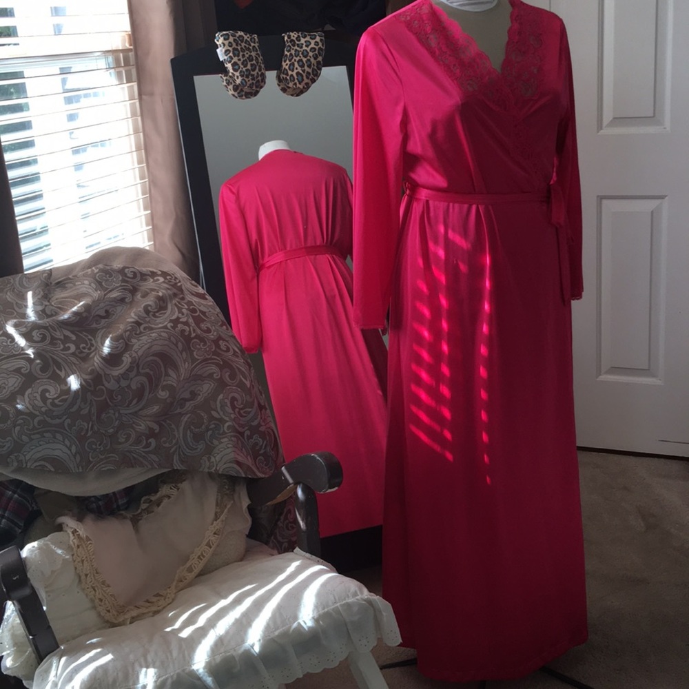 Beautiful Vintage Vanity Fair Robe